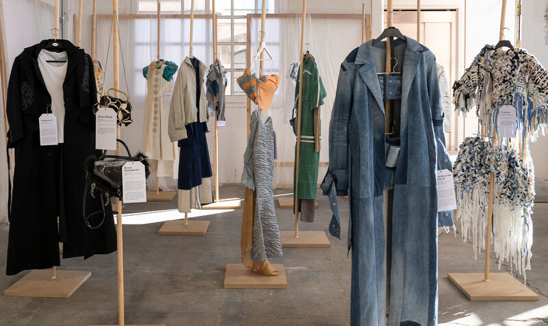 Prendas sostenibles del IED Barcelona inspiradas en la ropa utilitaria antigua en Rec.0