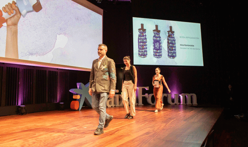 Diseño y arte unidos a favor de la inclusión  Arianna Barahona e Irina Kavtaradza, estudiantes de Graphic Design del IED Barcelona, diseñan dos propuestas de merchandising para dar visibilidad a las obras finalistas del XIV Premio Setba