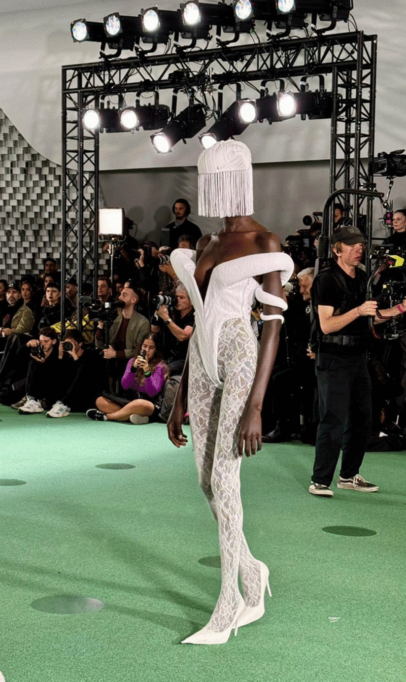 El alumnus del IED Barcelona Luis de Javier entusiasma en Paris Fashion Week con un homenaje a Balenciaga y la moda parisina