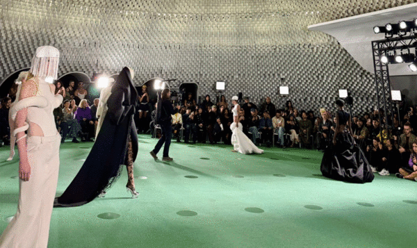 El alumnus del IED Barcelona Luis de Javier entusiasma en Paris Fashion Week con un homenaje a Balenciaga y la moda parisina